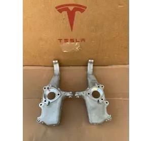 Поворотний кулак (цапфа) передній Tesla Model 3 пр/лів 1044316-00-E